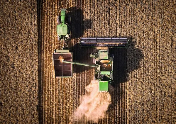 Un agricultor maneja una cosechadora mientras descarga trigo en un carro de grano durante una cosecha en una granja cerca de Gunnedah, Nueva Gales del Sur, Australia.