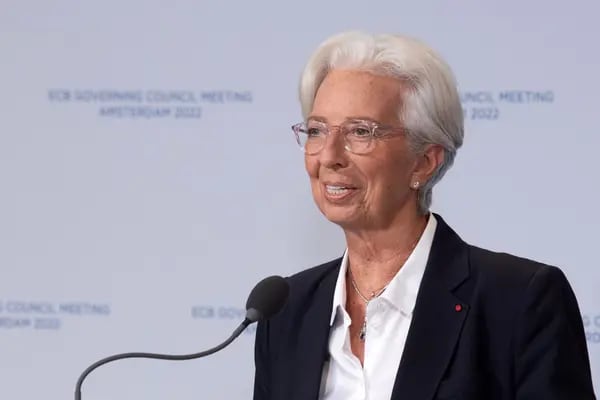 O BCE, liderado por Christine Lagarde, prevê inflação média de 2,1% em 2024, acima da meta perseguida de 2%