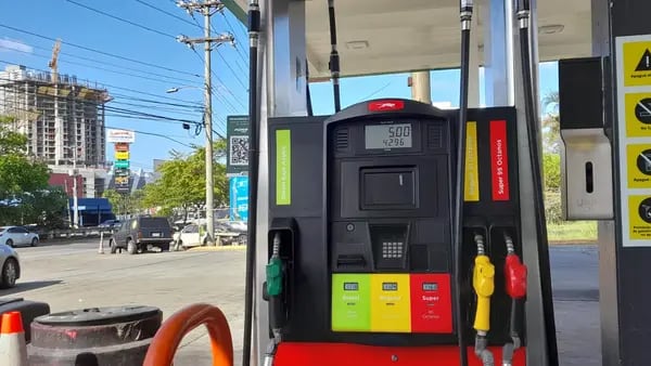 Actualmente en el país se paga un impuesto de 60 centavos de dólar por galón como impuesto a la gasolina, al igual que 25 centavos por el diésel.