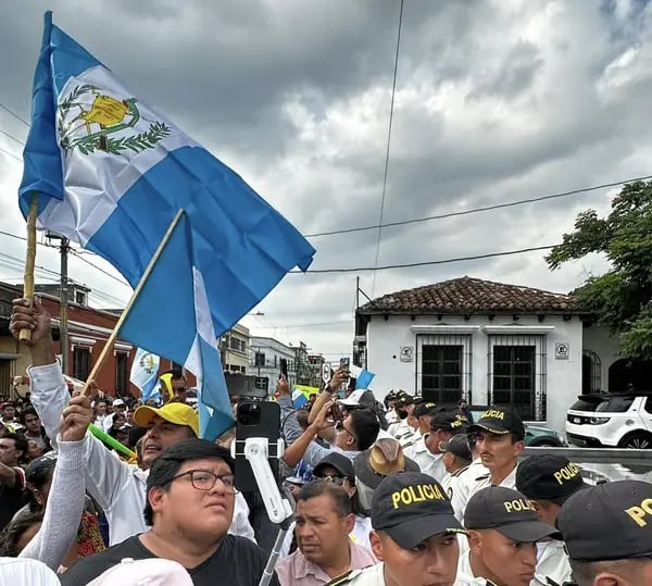 Carlos Pineda convocó a sus simpatizantes el 20 de mayo, cuando se presentó a la Corte de Constitucionalidad.