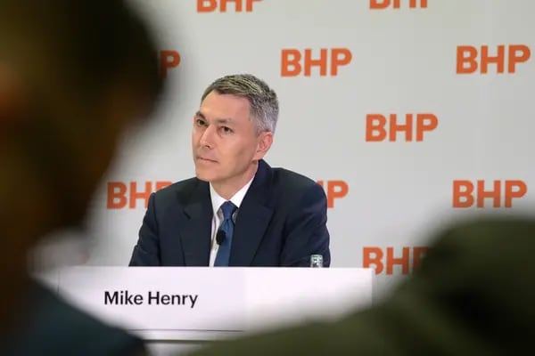 Mike Henry, CEO de la empresa australiana BHP, durante una conferencia de prensa.