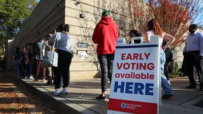 Los residentes esperan en la fila para la votación anticipada para las elecciones de medio término en Atlanta, Georgia, el 4 de noviembre de 2022.
