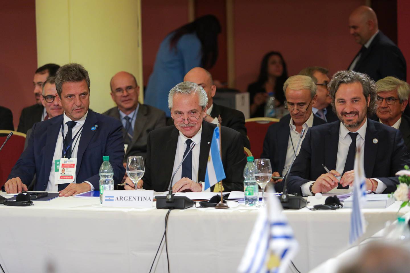 Acompañado por el ministro Massa y el canciller Cafiero, el presidente argentino cuestionó las negociaciones de Uruguay por el acuerdo del Traspacíficodfd