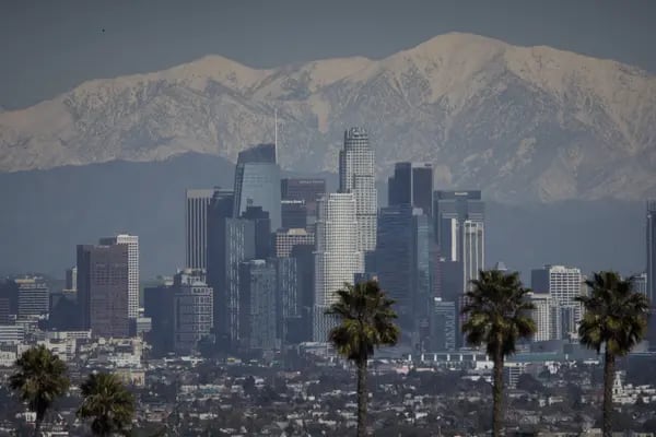 La cordillera de San Gabriel cubierta de nieve junto al horizonte del centro de Los Ángeles después de una tormenta de invierno en Los Ángeles, California, EE.UU., el jueves 2 de marzo de 2023.