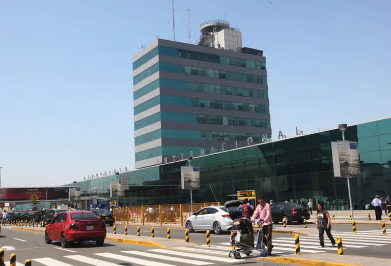 El aeropuerto Jorge Chávez de Lima realiza alrededor de 250 operaciones diarias entre vuelos domésticos e internacionales.dfd