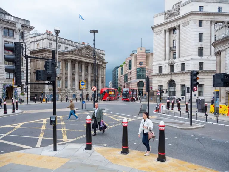 Dado que la gran mayoría de los 500.000 oficinistas de la City de Londres trabajan desde casa, las calles, antes rebosantes, se ven casi desiertas. Foto: Tom Skipp/Bloombergdfd
