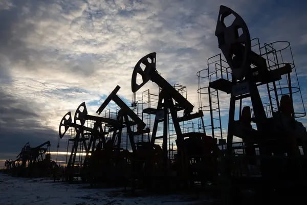 Gatos de bombeo de petróleo, en un yacimiento petrolífero cerca de Neftekamsk, en la República de Bashkortostán, Rusia, el jueves 19 de noviembre de 2020.