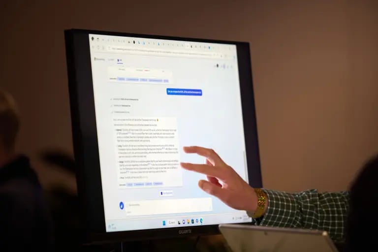 Un asistente interactúa con el motor de búsqueda Microsoft Bing y el navegador Edge durante el evento. Fotógrafa: Chona Kasinger/Bloombergdfd