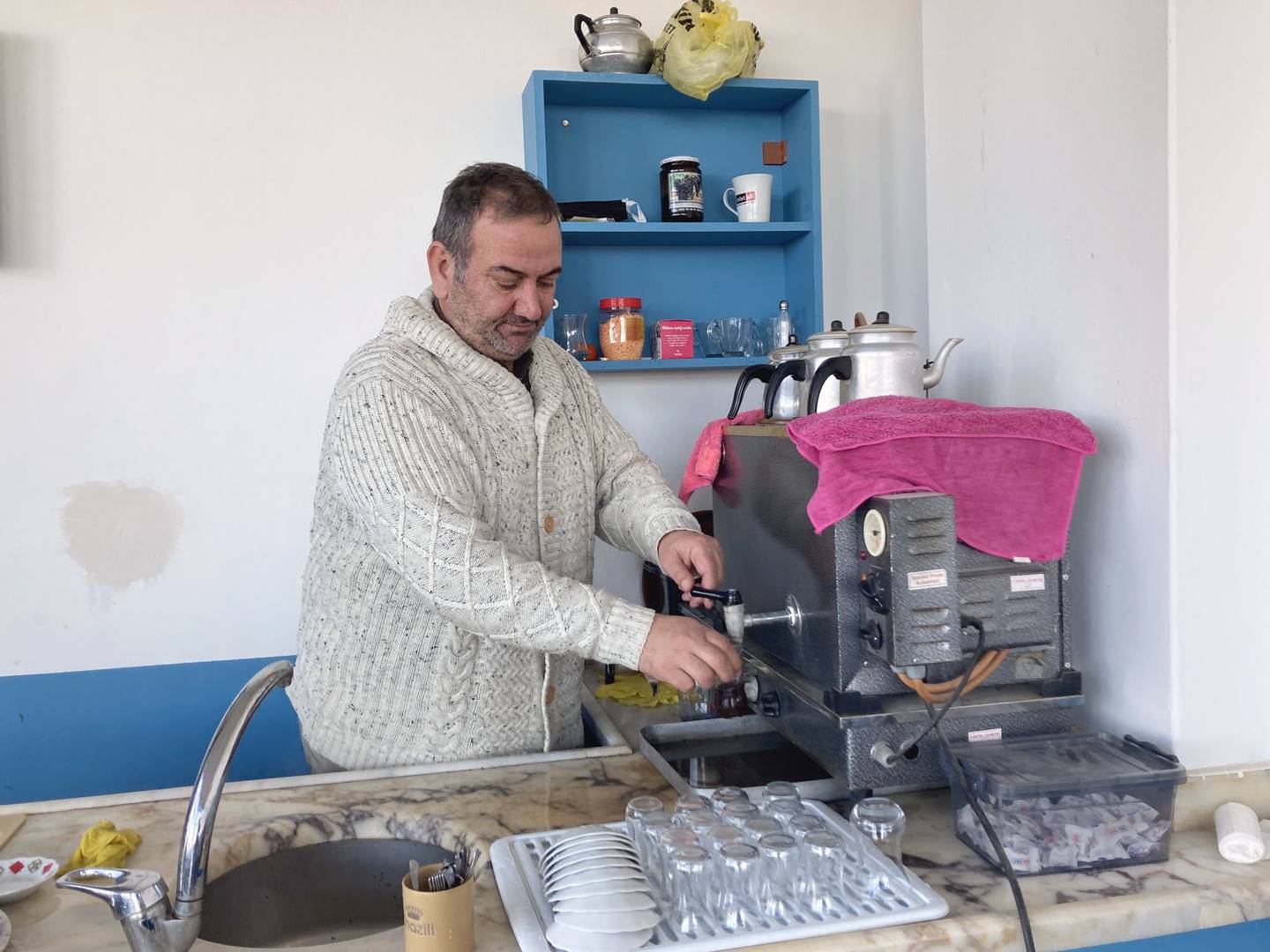 Selahattin Mete em sua casa de chá em Iyidere, na província de Rize no Mar Negro, onde Recep Tayyip Erdogan nasceu (Fotógrafo: Selcan Hacaoglu / Bloomberg)