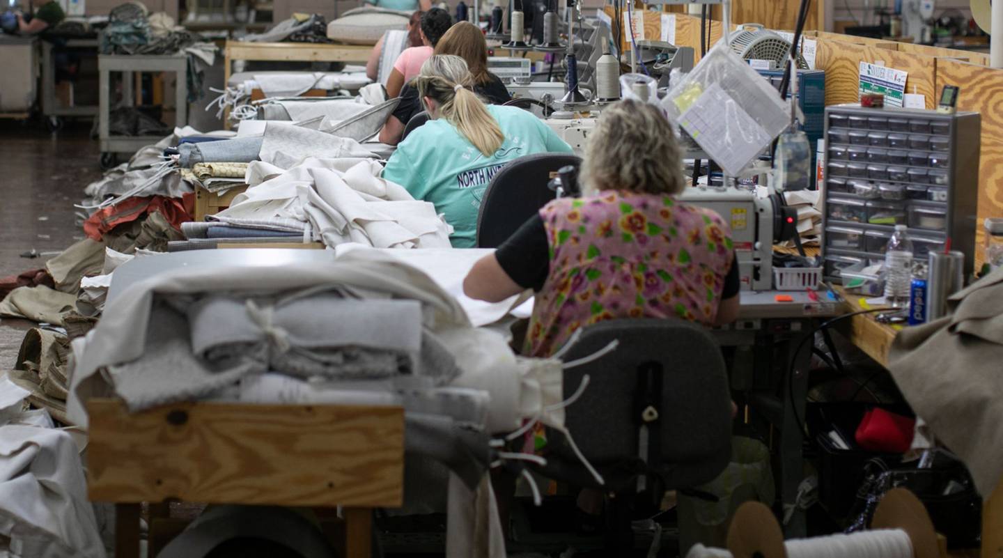 Empleados en una fábrica textil de Carolina del Norte, EE.UU.