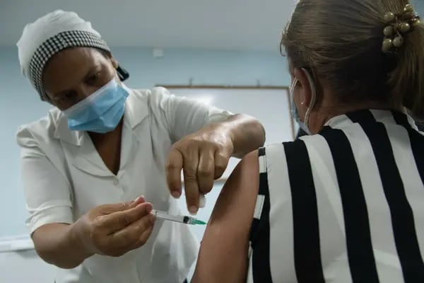 Venezuela aplica vacunas cubanas mientras OMS pide precaución