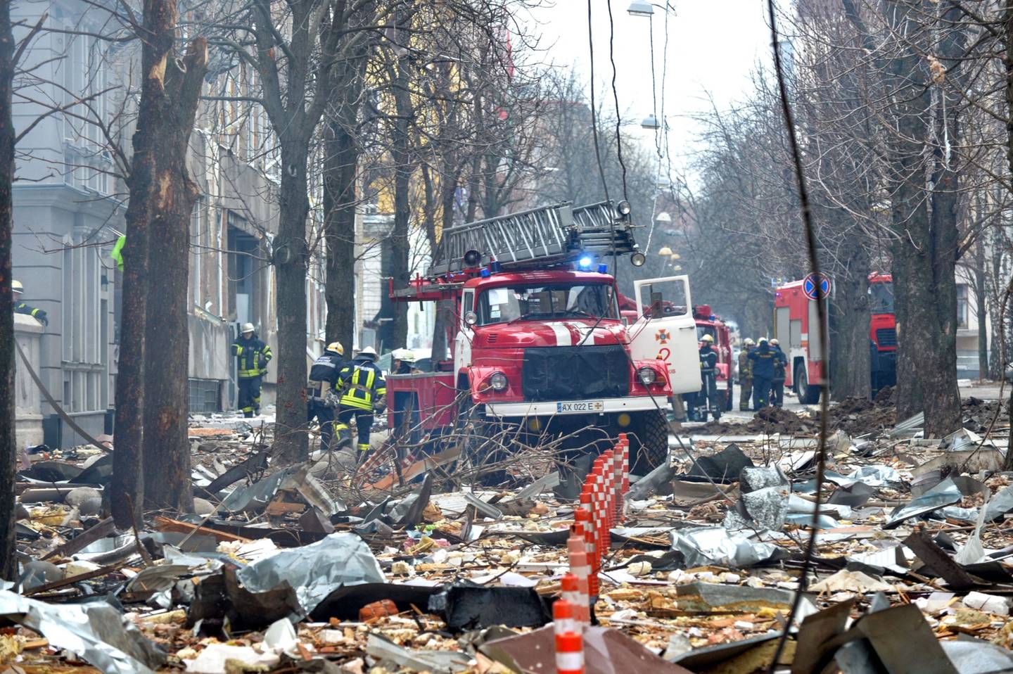Bomberos trabajan para contener un incendio en el complejo de edificios que albergan el servicio de seguridad regional SBU de Kharkiv y la policía regional, supuestamente afectados durante los recientes bombardeos de Rusia, en Kharkiv el 2 de marzo de 2022.