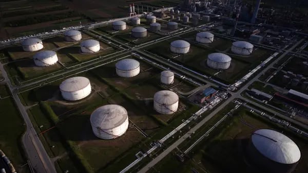El petróleo sube mientras la UE propone eliminar el suministro ruso este añodfd