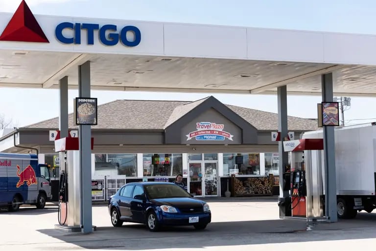 Vehículos repostan en una gasolinera de Citgo Petroleum Corp. en Appleton, Wisconsin, EE. UU., el martes 20 de abril de 2020. dfd