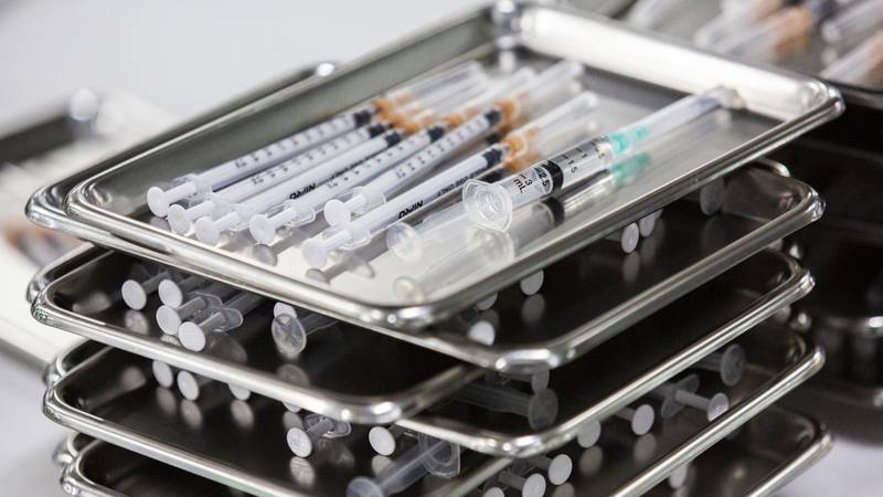 Pfizer comienza a fabricar vacuna tanto para variante original como ómicron