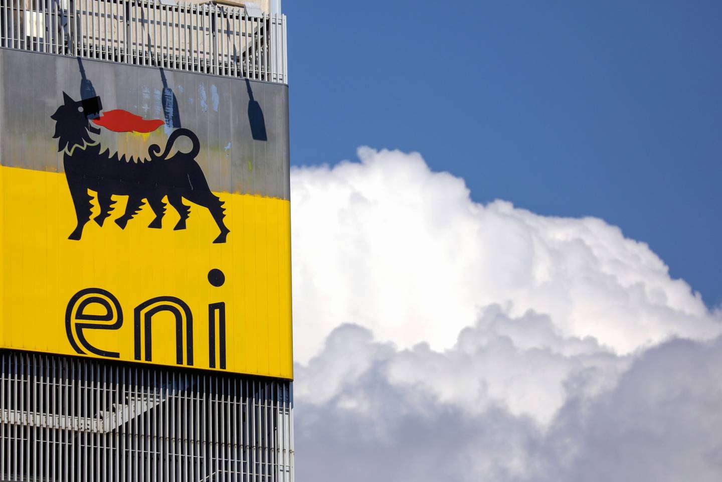 Logo de la petrolera ENI en sus oficinas centrales en Roma, Italia.