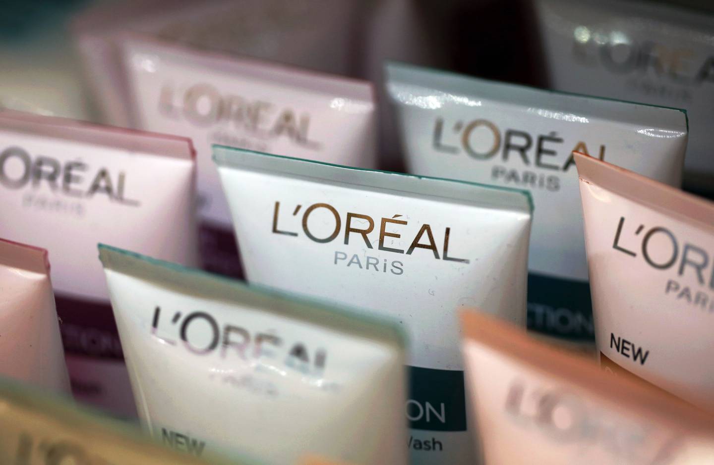 Tubos de crema L'Oreal Skin Perfection, fabricada por L'Oreal SA, se encuentran a la venta dentro de una farmacia en Londres, Reino Unido.