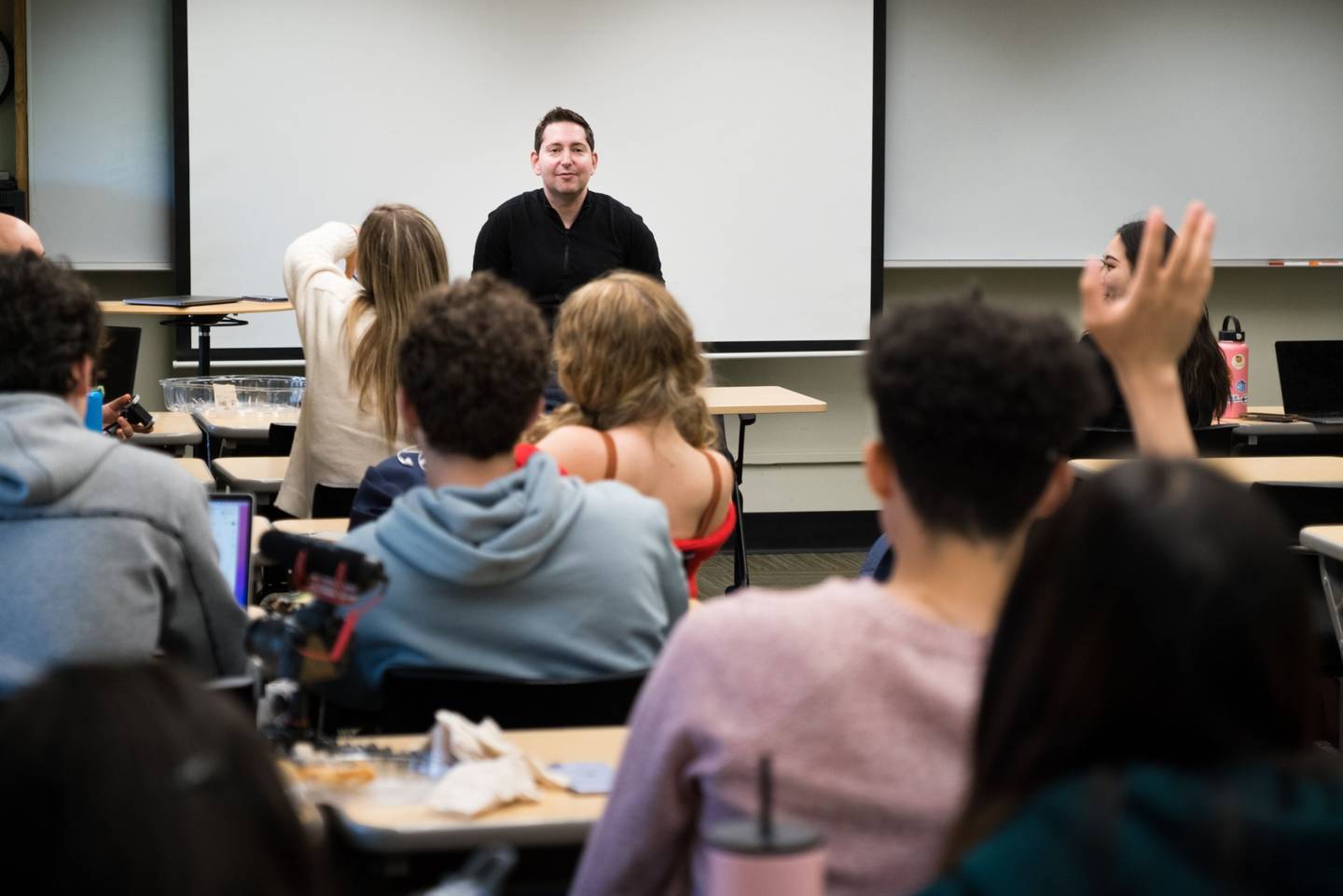 O professor Aaron Dinin durante a aula "Construindo Audiências Globais", na Duke Universitydfd