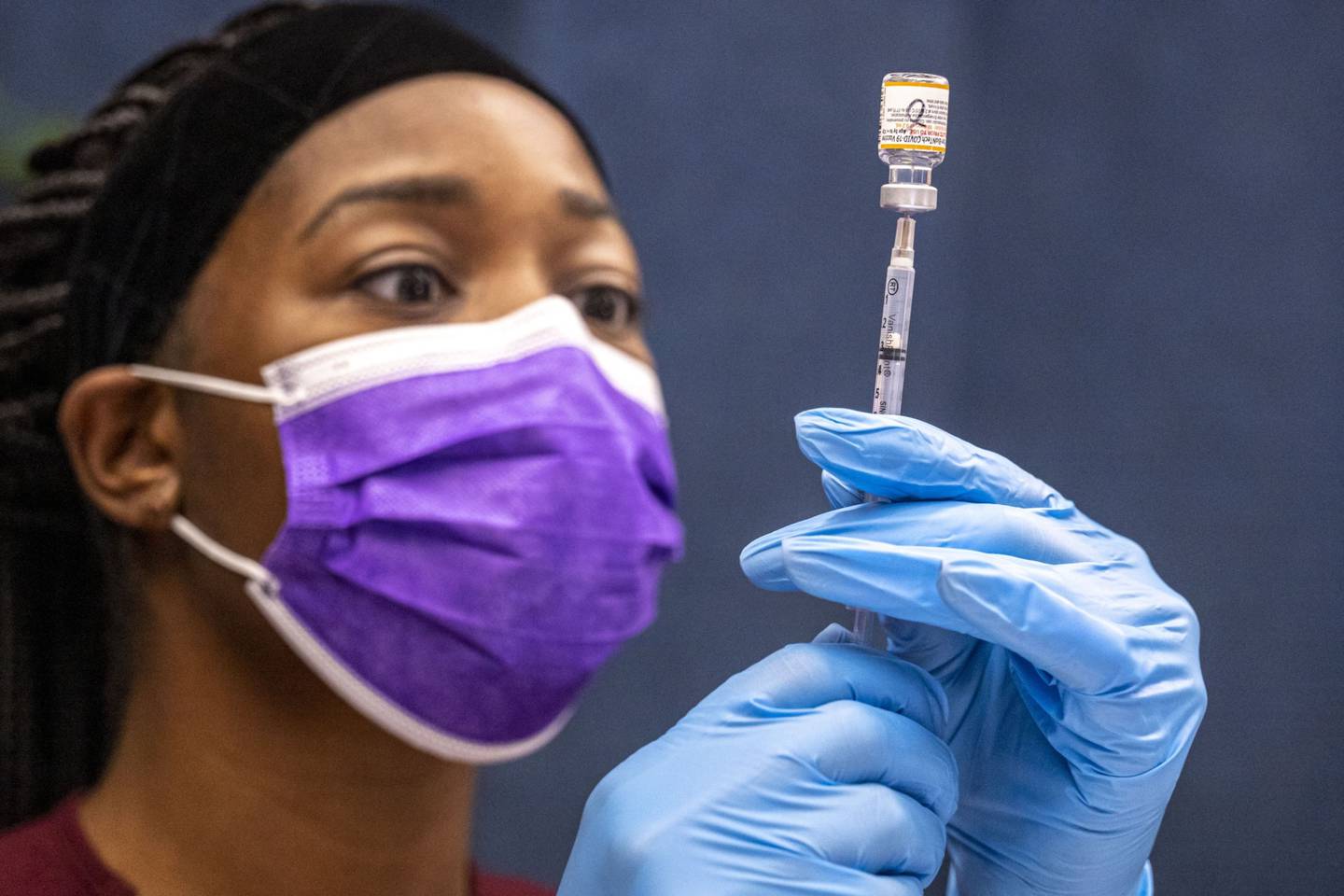 Una enfermera prepara una dosis de la vacuna contra el Covid-19 de Pfizer y BioNTech.dfd