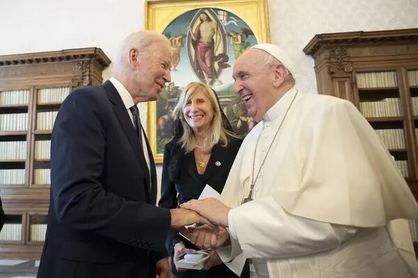 El papa Francisco se reúne con el presidente Biden durante una audiencia en el Palacio Apostólico, el 29 de octubre de 202, en la Ciudad del Vaticano.