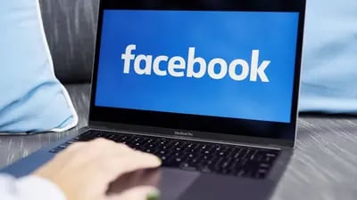 El logo de Facebook en una computadora portátil, en Little Falls, Nueva Jersey, EE.UU. el miércoles 7 de octubre de 2020. Facebook Inc.