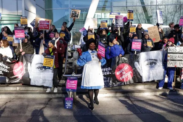 Enfermeras en huelga frente al hospital University College London durante una huelga en Londres, Reino Unido, el lunes 6 de febrero de 2023.