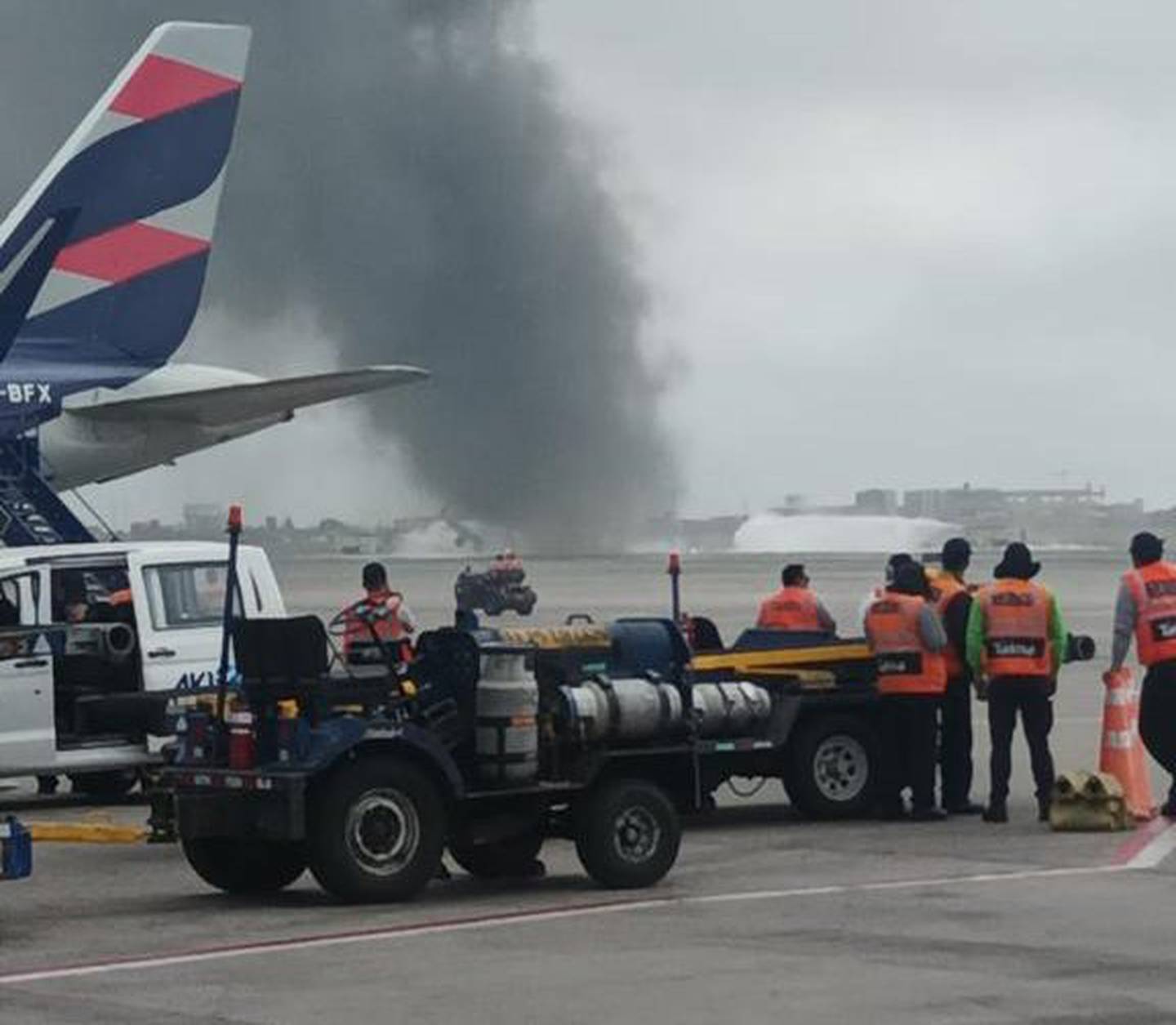 Las víctimas del Aeropuerto Jorge Chávez fueron identificados como: Angel Torres de la compañía de Bomberos Garibaldi 6 y Nicolás Santa Gadea de la compañía Garibaldi 7.dfd