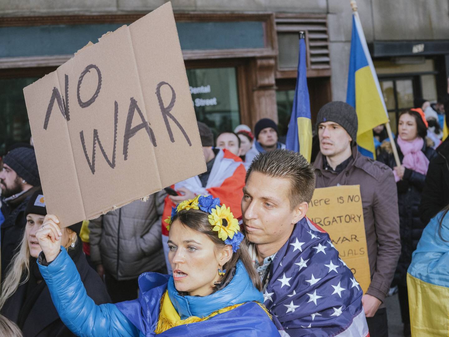 Manifestantes protestam contra a invasão russa da Ucrânia em Nova Yorkdfd
