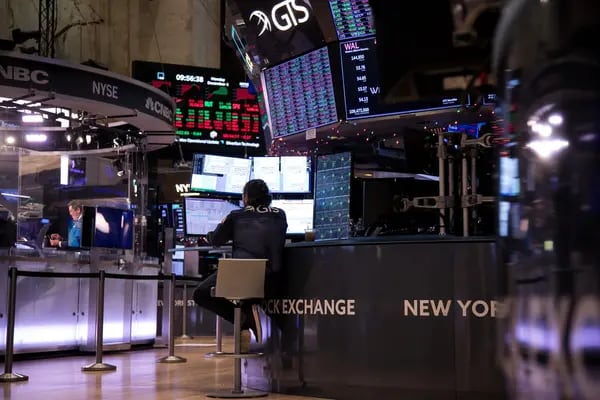 Un operador trabaja en el parqué de la Bolsa de Nueva York (NYSE) en Nueva York, EEUU, el lunes 4 de diciembre de 2023.