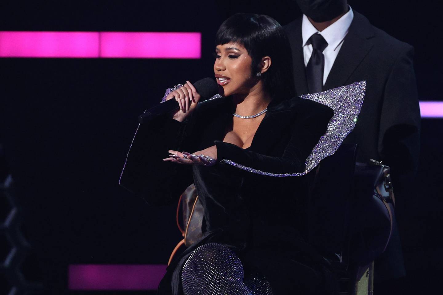 Cardi B habla en el escenario durante los American Music Awards en 2021.