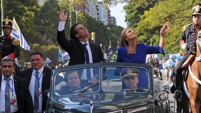 Alejandro Astesiano, jefe de la custodia de Lacalle Pou, acompañó al presidente en su asunción del 1° de marzo de 2020 durante una recorrida por Montevideo. En la imagen, Astesiano es el más alto de los dos hombres al lado del vehículo.