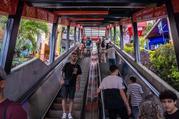 Escaleras mecánicas en el barrio Comuna 13 de Medellín, Colombia, el miércoles 5 de abril de 2023