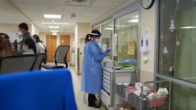 Un trabajador sanitario se prepara para entrar en la habitación de un paciente con Covid-19 en la planta de la Unidad de Cuidados Intensivos (UCI) del Hospital de Hartford en Hartford, Connecticut, Estados Unidos, el lunes 31 de enero de 2022. Fotógrafo: Allison Dinner/Bloomberg