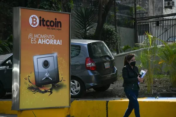 Una valla publicitaria que promueve el uso de la criptomoneda Bitcoin en Caracas, Venezuela, el martes 1 de febrero de 2022. Foto: Carolina Cabral/Bloomberg