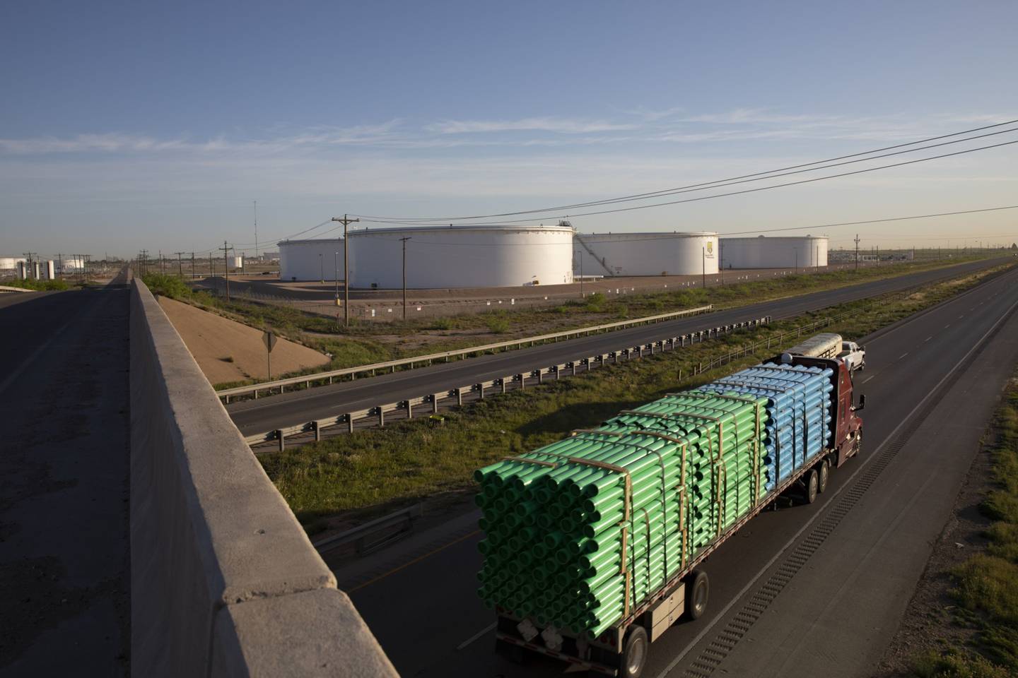 Un camión pasa por los tanques de almacenamiento de crudo en las afueras de Midland, Texas, Estados Unidos, el viernes 24 de abril de 2020.