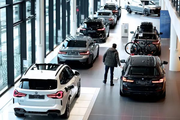A BMW está otimista em relação às vendas de veículos de luxo e totalmente elétricos em 2024