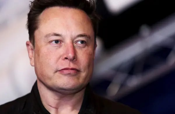 Elon Musk, fundador de SpaceX y director ejecutivo de Tesla Inc. llega a la ceremonia de entrega de los premios Axel Springer en Berlín, Alemania, el martes 1 de diciembre de 2020.