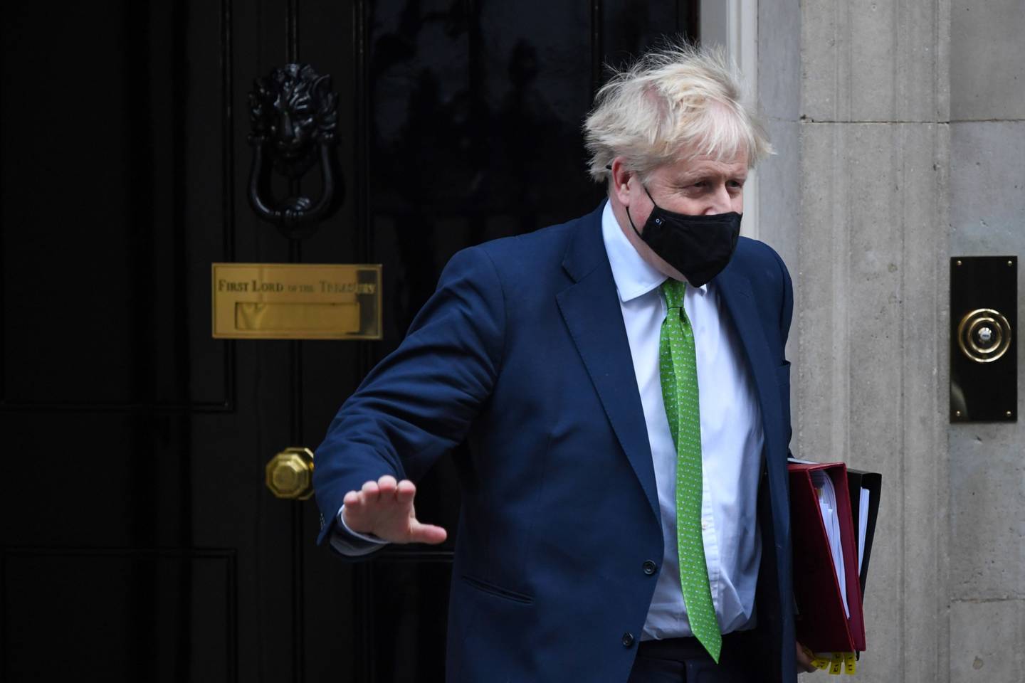 El primer ministro del Reino Unido sale del número 10 de Downing Street
