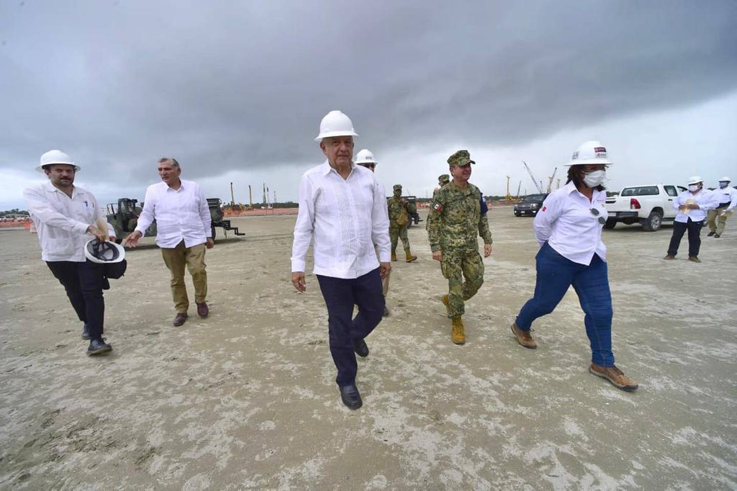 El presidente López Obrador en una visita a la obra de la refinería de Dos Bocas, en compañía de la secretaria de Energía, Rocío Nahle. dfd