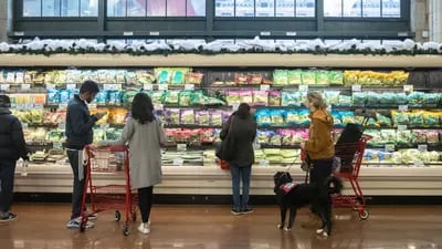 Clientes compran en la tienda de comestibles Trader Joe's Upper East Side Bridgemarket en Nueva York, Estados Unidos, el jueves 2 de diciembre de 2021.