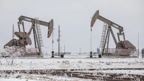 Petróleo cae debajo de US$70 por barril en medio de temores por la economíadfd