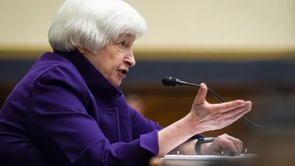 Yellen vê menos risco de recessão nos EUA e diz ser necessário esfriar o consumodfd