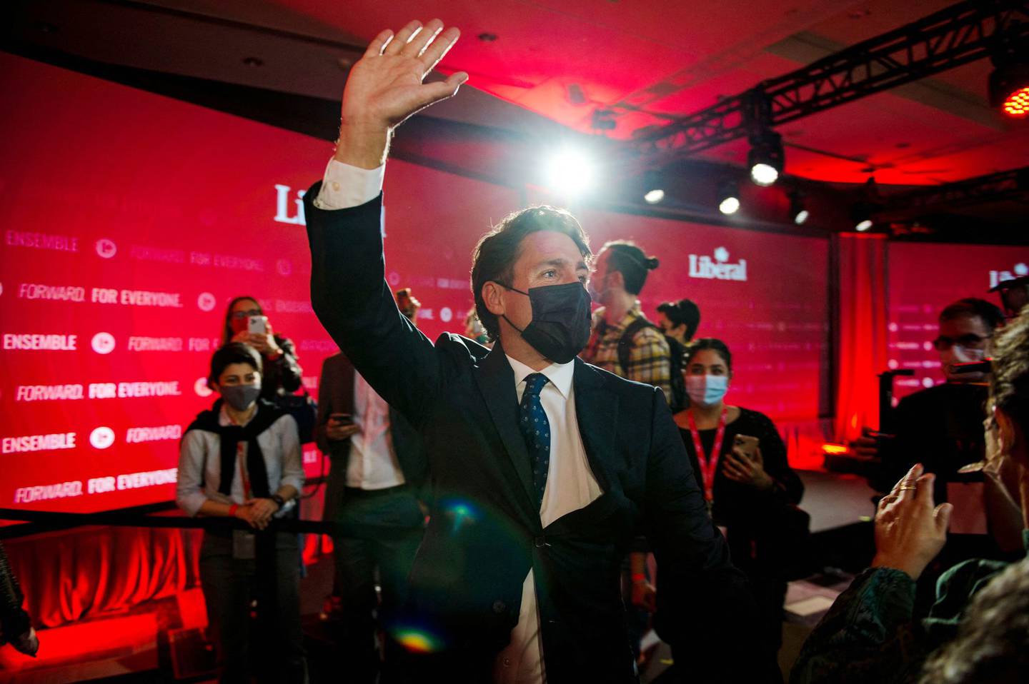 El primer ministro canadiense Justin Trudeau saluda tras dar su discurso de victoria.