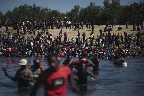 Migrantes cruzan el río Grande cerca del puerto de entrada Del Río-Acuna en Ciudad Acuña, estado de Coahuila, México, el 19 de septiembre.