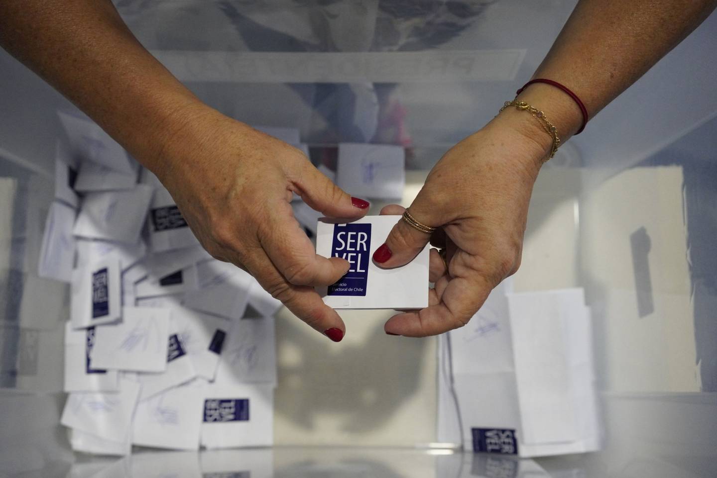 Una vocal cuenta las papeletas en un colegio electoral durante la primera vuelta de las elecciones presidenciales en Santiago.