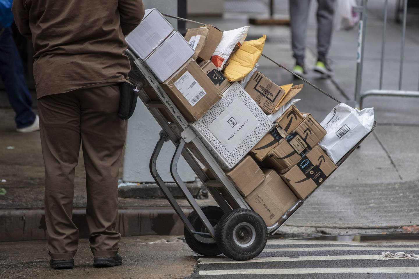 Un conductor de United Parcel Service Inc. (UPS) empuja un carrito con cajas de Amazon durante una entrega en Nueva York, Estados Unidos, el martes 13 de octubre de 2020. Fotógrafo: Victor J. Blue/Bloomberg