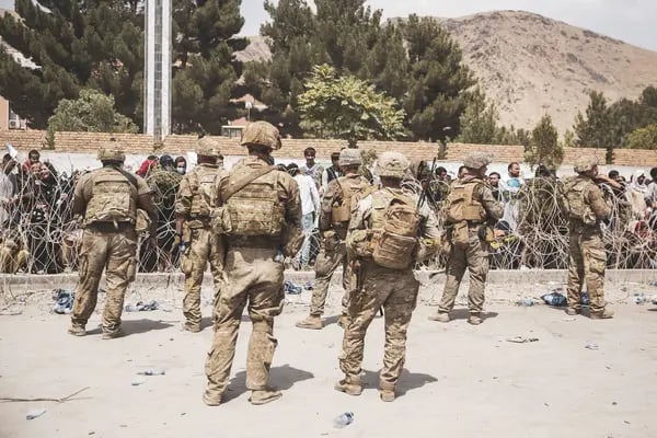 Soldados e infantes de marina de EE.UU. ayudan con la seguridad en un puesto de control de evacuación en el Aeropuerto Internacional Hamid Karzai, el 19 de agosto de 2021 en Kabul, Afganistán.