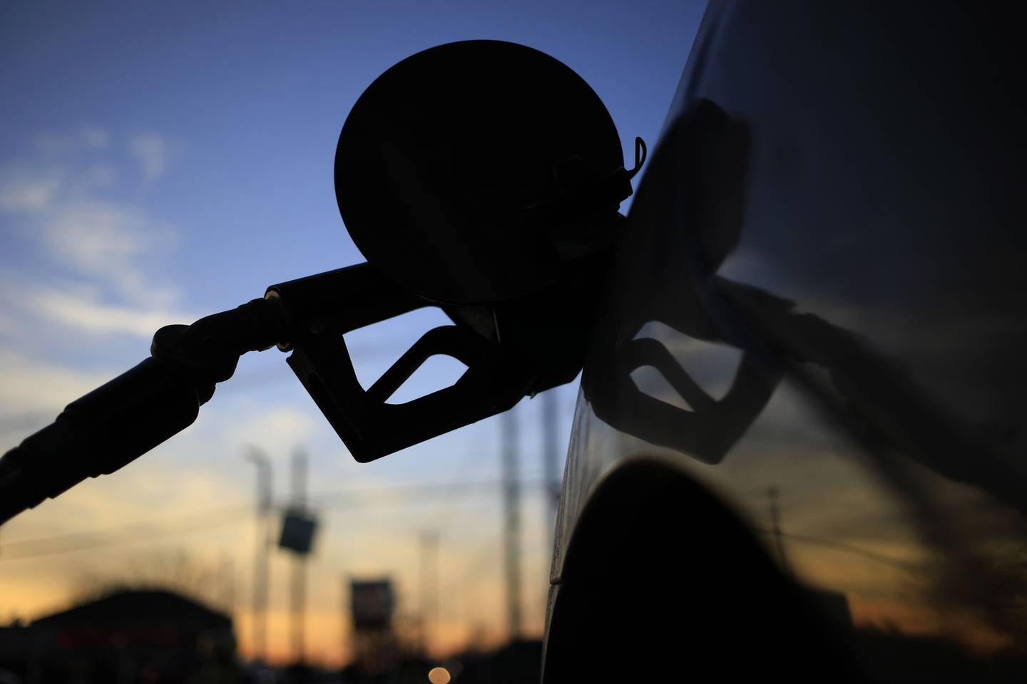 Un surtidor de combustible, en un vehículo en una gasolinera de BP, en Louisville, Kentucky, EE.UU., el viernes 29 de enero de 2021.