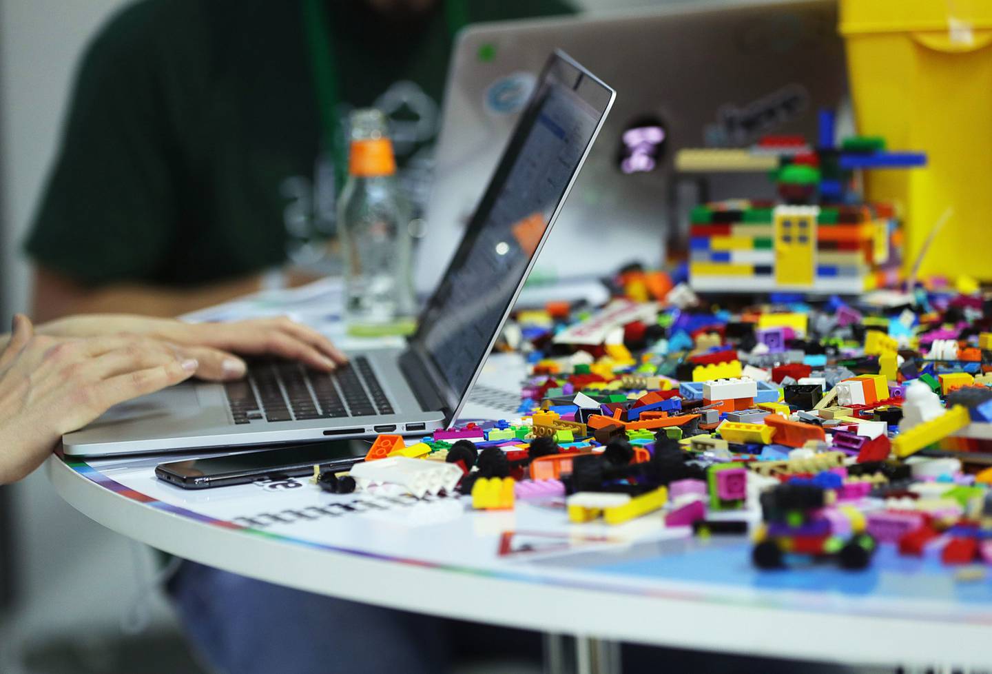 Los asistentes utilizan ordenadores portátiles como toybricks Lego A / S se sientan en un escritorio en el área de Hackathon en la conferencia Bosch Internet de las Cosas (IoT), en Berlín, Alemania, el miércoles 21 de febrero de 2018.