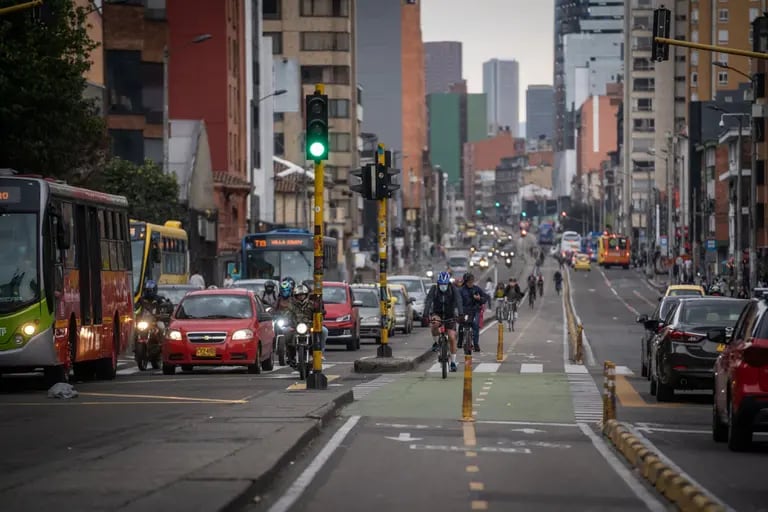Ciclistas y vehículos a lo largo de la Carrera Séptima en Bogotá, Colombia, el sábado 9 de abril de 2022.dfd